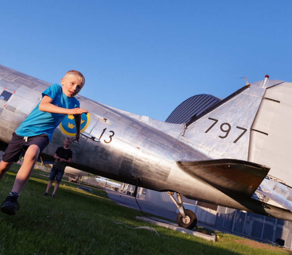 pojke framför flygplan
