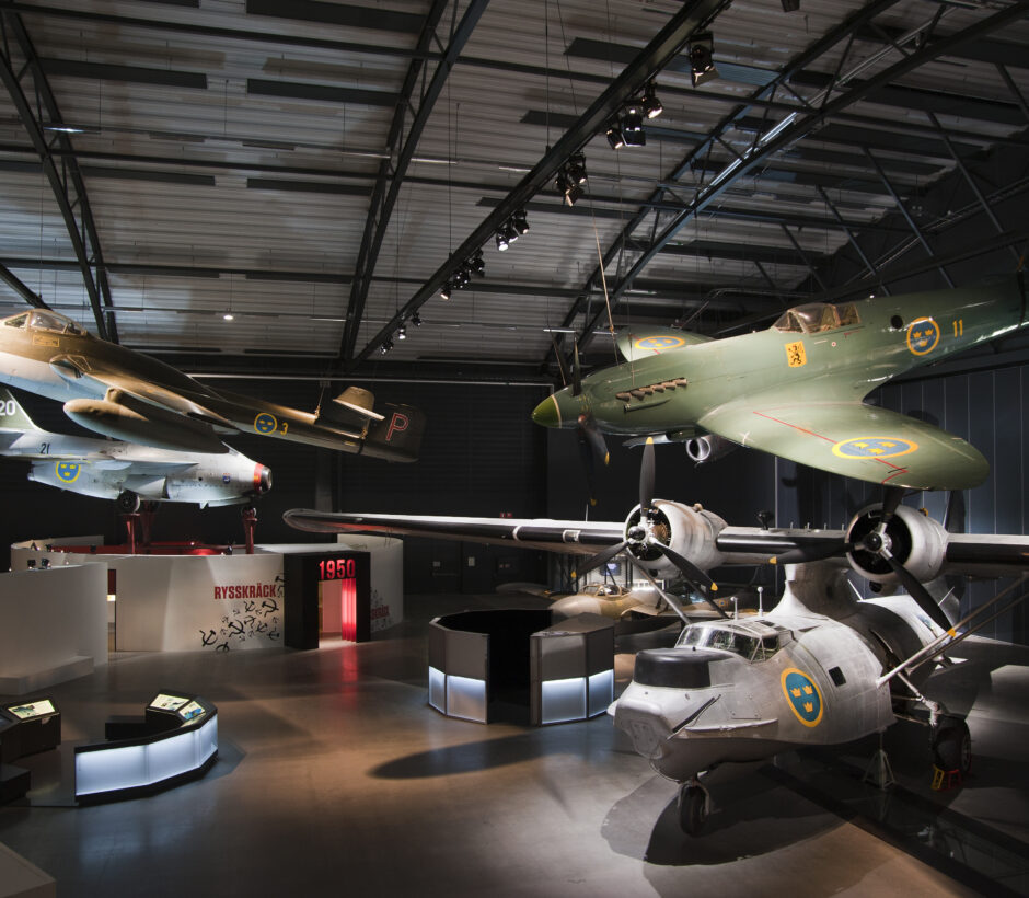 Översiktsbild från Flygvapenmuseum med flygplan i taket och på marken