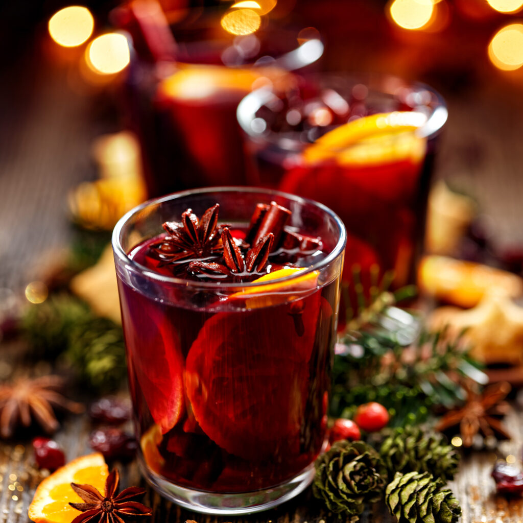 Glögg i glas med apelsinskivor och stjärnanis i. 