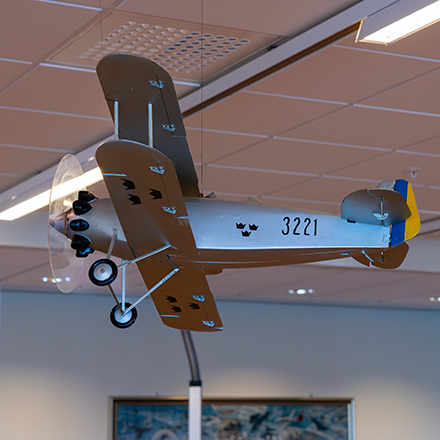 Ett modellflygplan hängandes i taket
