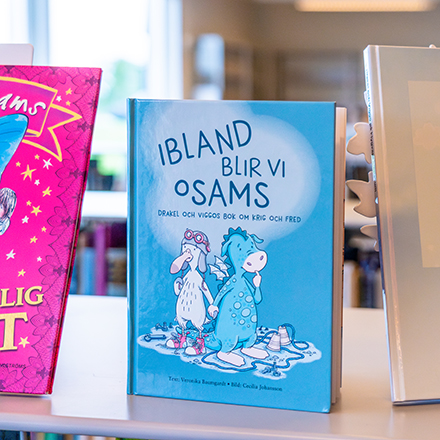 Bilderboken "Ibland blir vi osams - Drakels och Viggos bok om krig och fred" kan läsas i biblioteket