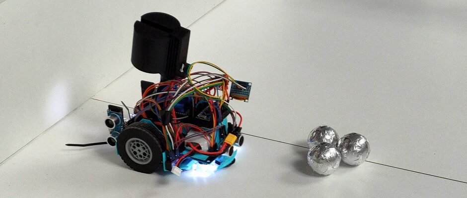 En hemmabyggd robot med stora d&auml;ck samt m&aring;nga synliga sladdar i olika f&auml;rger.