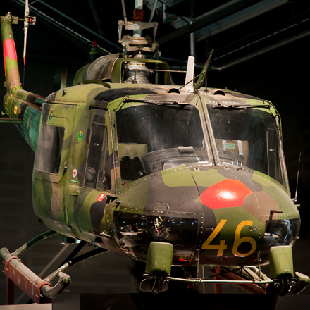 En kamouflagem&aring;lad helikopter med siffran 46 i gult p&aring; f&ouml;ren.