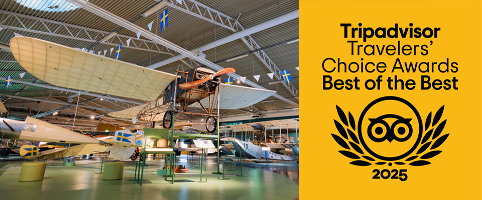 En kombinerad bild av en vy från flygvapenmuseums ena utställningshall med ett äldre flygplan i fokus samt Tripadvisors logga i gult och svart bredvid. Flygvapenmuseum är utsedd till Travellers choice 2025.