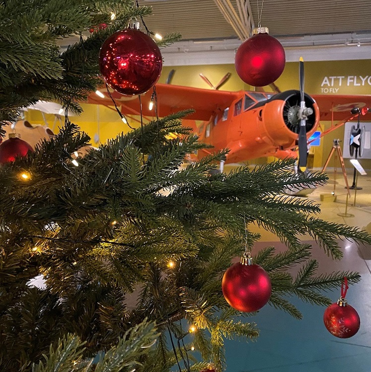 Julstämning och flygplan får du uppleva under julbord på Flygvapenmuseum.