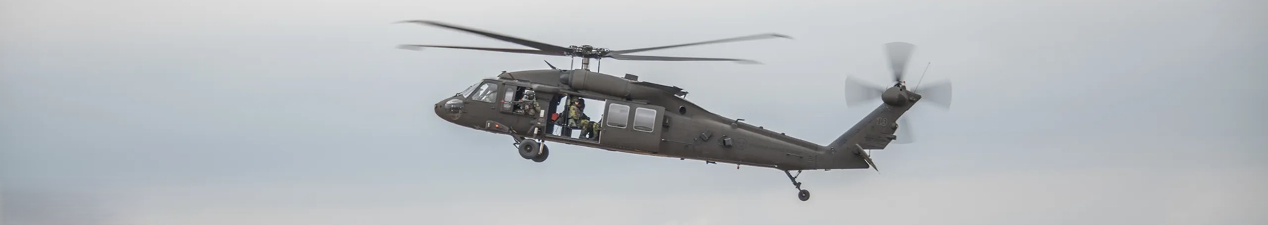 En helikopter i luften.