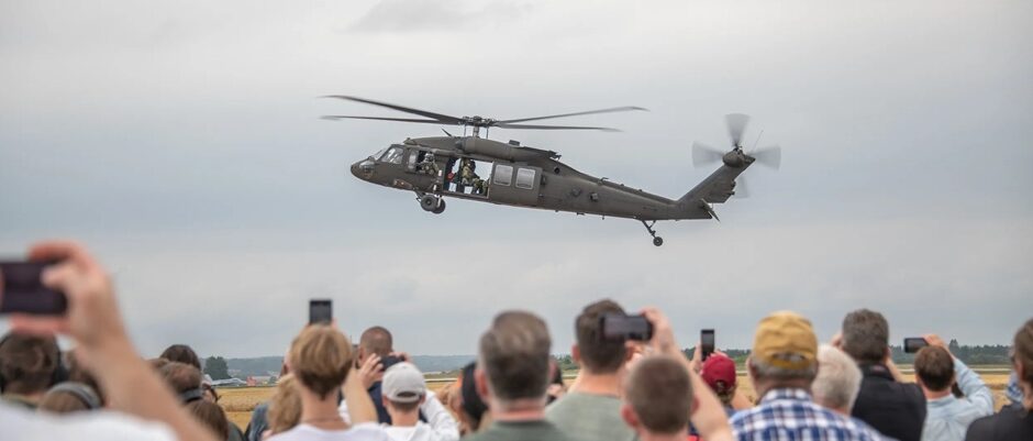 En helikopter flyger n&auml;ra en publik.